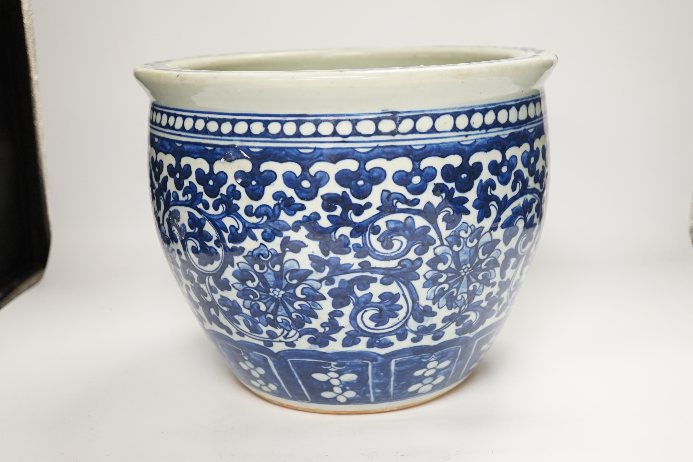 A large Chinese blue and white pot, late 19th century, 23cm high